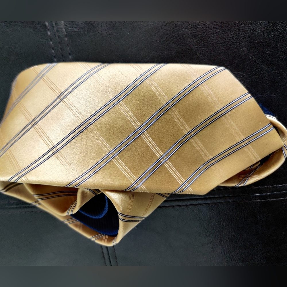 Like new Tommy Hilfiger Silk Necktie